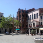 Campo Ghetto Nuovo és a zsinagóga (jobb oldalt)